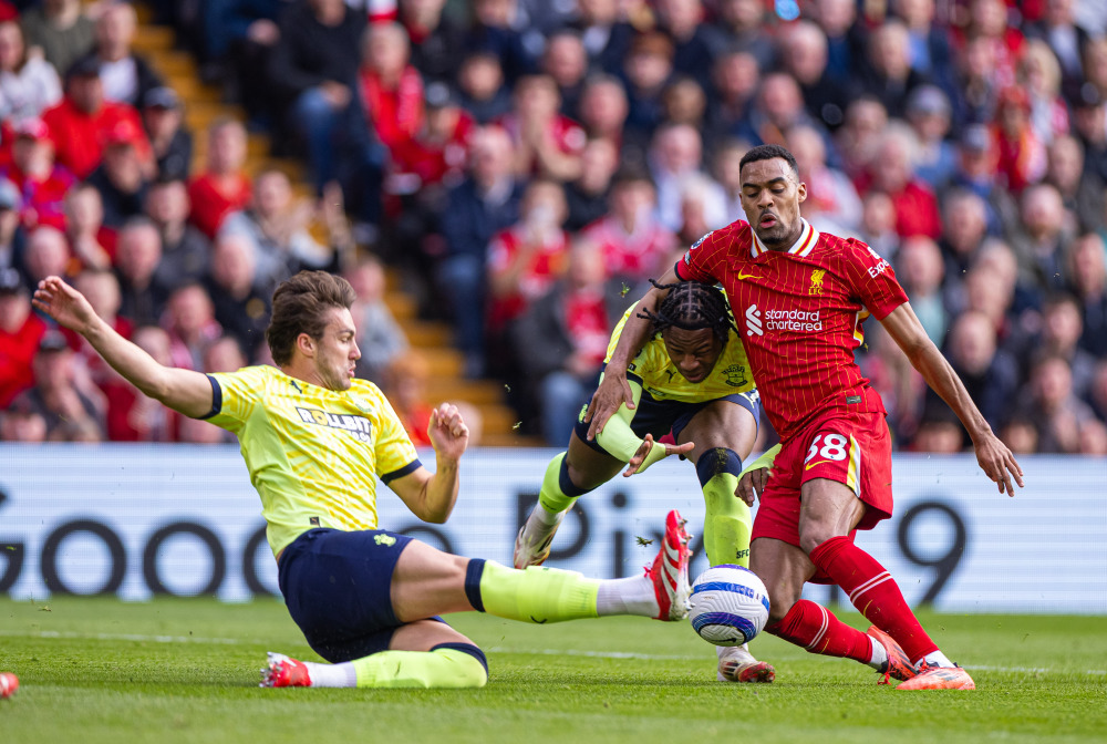 德尚在克莱枫丹问候球员：为卡马庆生、与坎特重逢（德尚现身克莱枫丹探访球员：为卡马庆生并与坎特久别重逢）