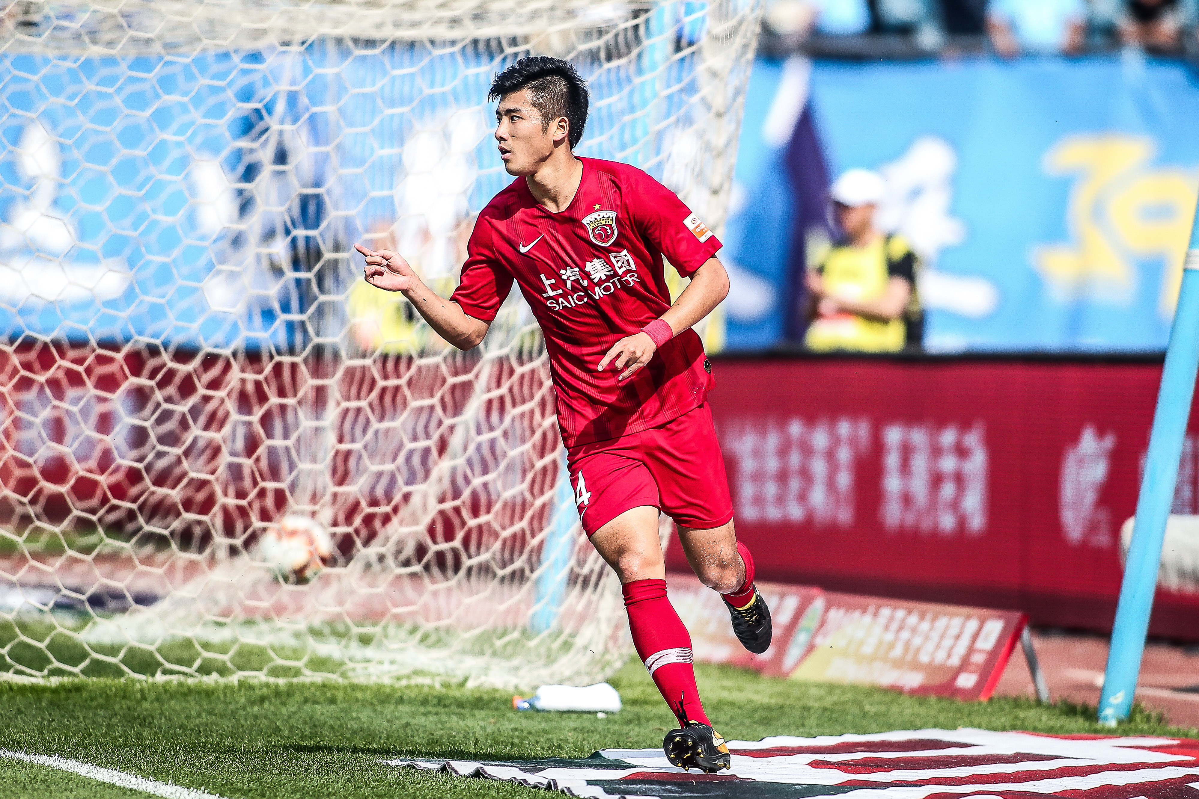 荷甲半场：梅尔韦尔德破门，肖蒂尔建功，兹沃勒2-1海伦芬（荷甲半场战报：兹沃勒2-1领先海伦芬，梅尔韦尔德破门、肖蒂尔建功）