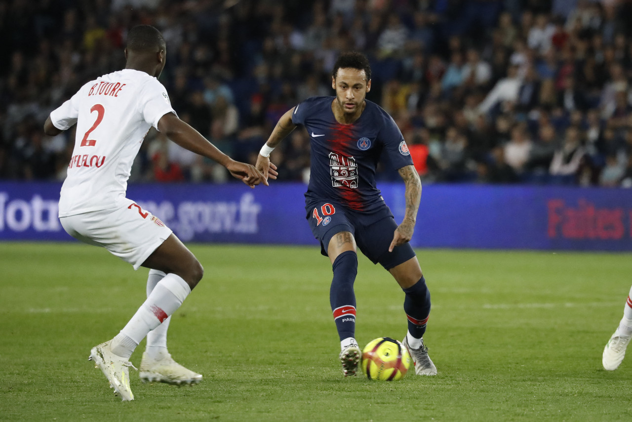 NBA：湖人险胜火箭 詹姆斯砍下35分（詹姆斯轰35分助湖人惊险击败火箭）