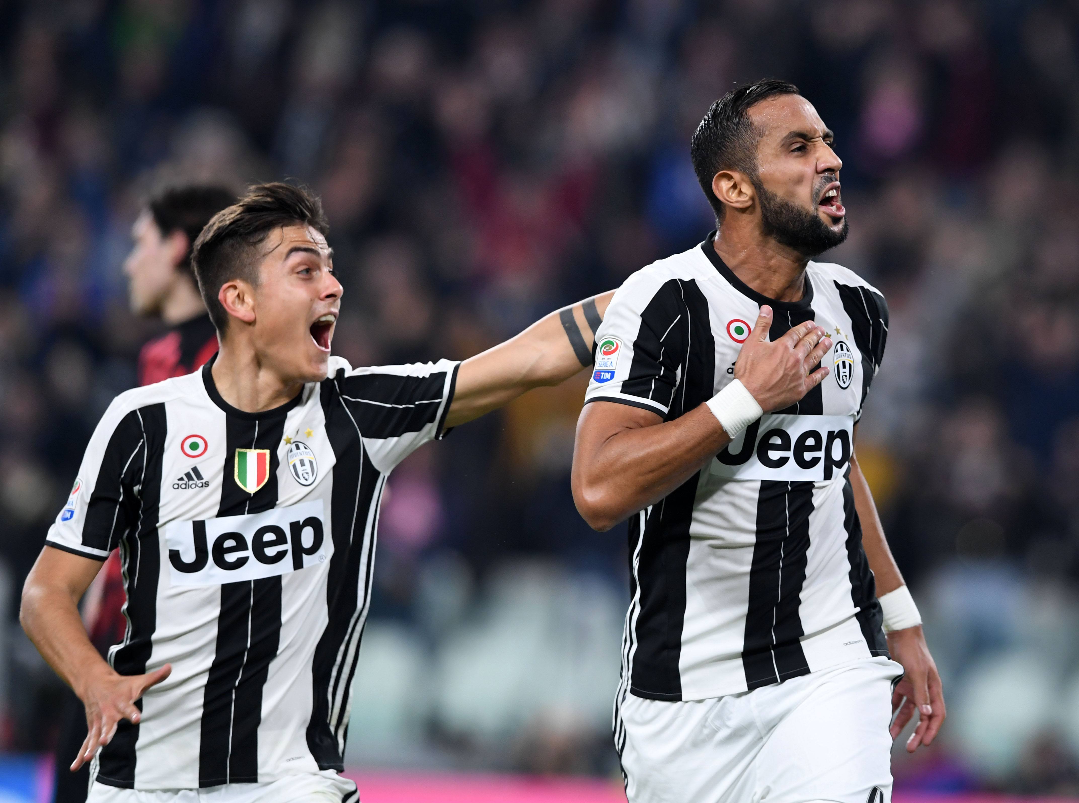 科贝记者：法兰克福球迷往巴萨球迷区投掷杂物甚至发射焰火（科贝记者称：法兰克福球迷向巴萨看台抛掷杂物并燃放焰火）