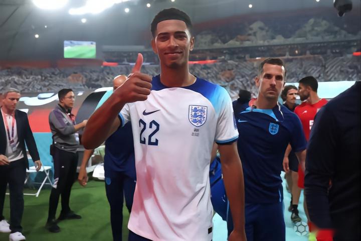 魏祥鑫：我还不是“全村的希望”，争取能踢出来在欧洲立足（魏祥鑫：还谈不上“全村的希望”，要踢出来并在欧洲站稳脚跟）