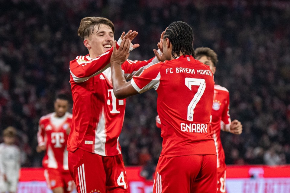 他是全场最耀眼的那个人（全场焦点尽在他一人）