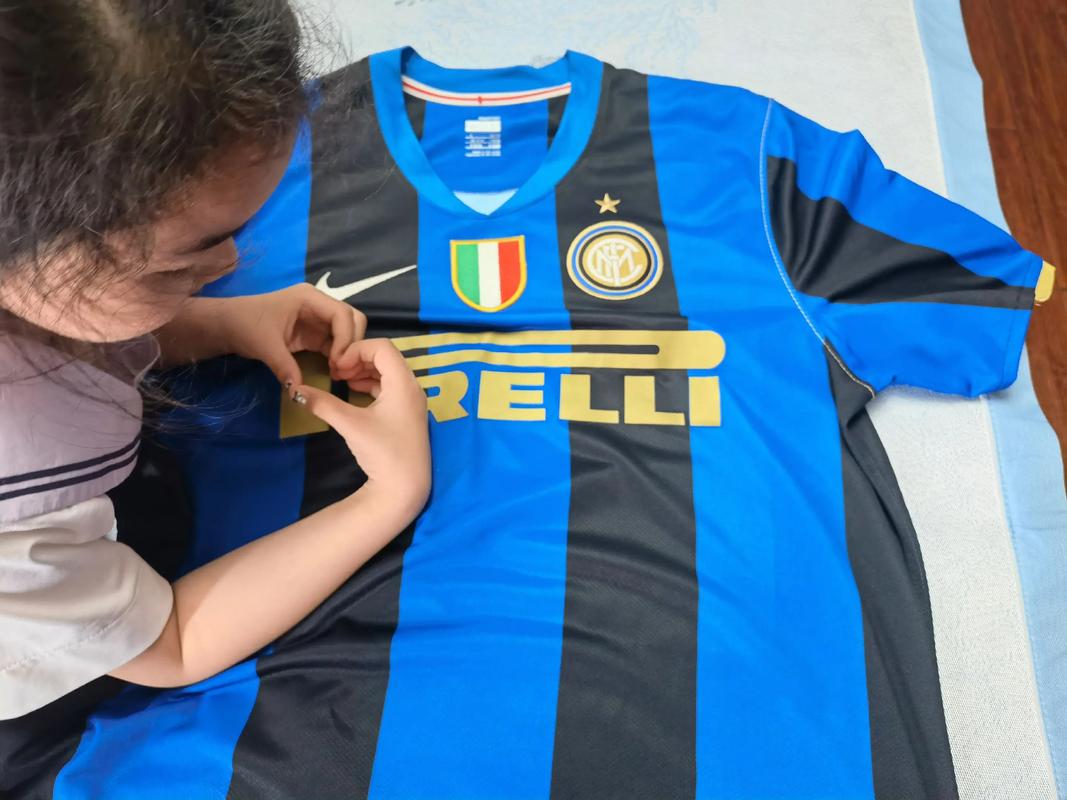 曼联欲引进加拉格尔或埃德松，争夺中场球员，冬季转会窗或成关键。（曼联锁定加拉格尔与埃德松，冬窗或成中场引援关键）